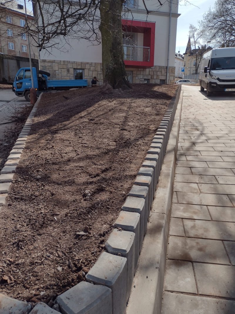 Založení trávníku na akci  "Poradenské centrum KHK při PPP Trutnov".