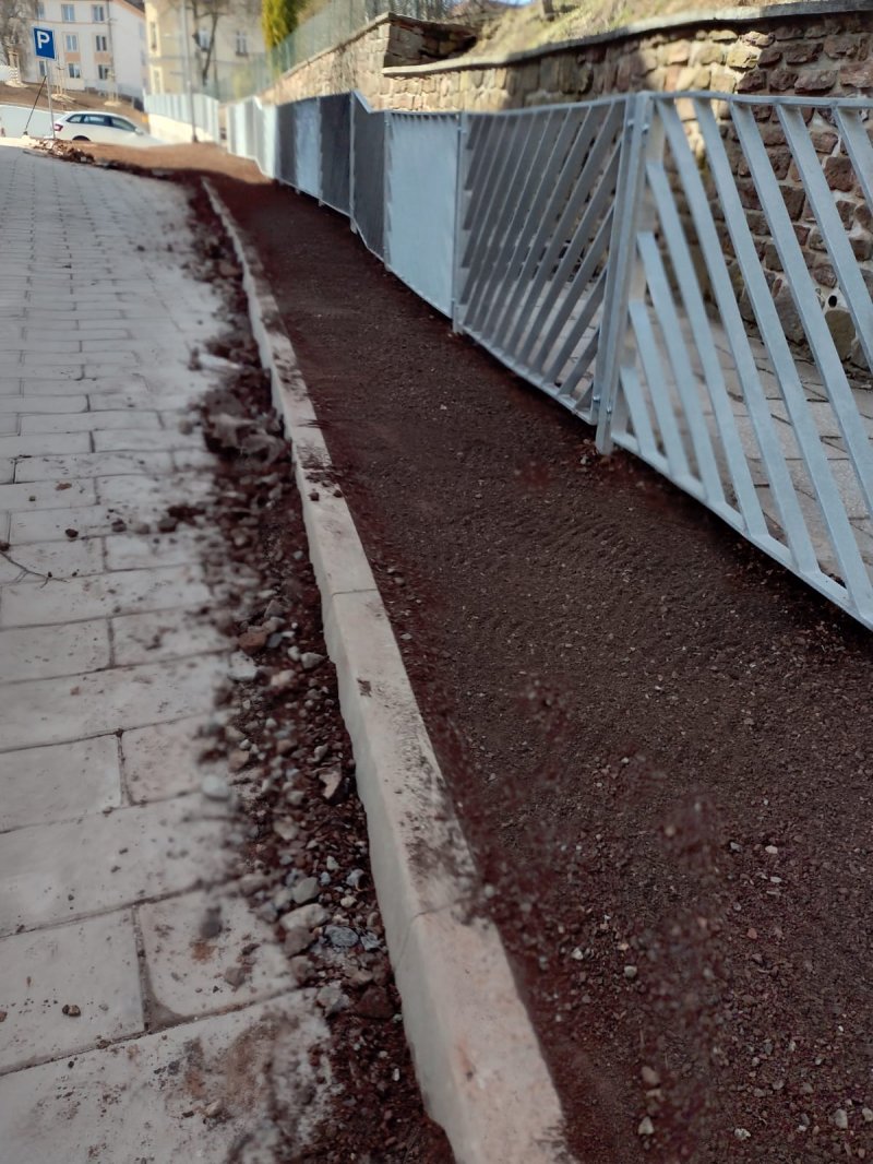 Založení trávníku na akci  "Poradenské centrum KHK při PPP Trutnov".